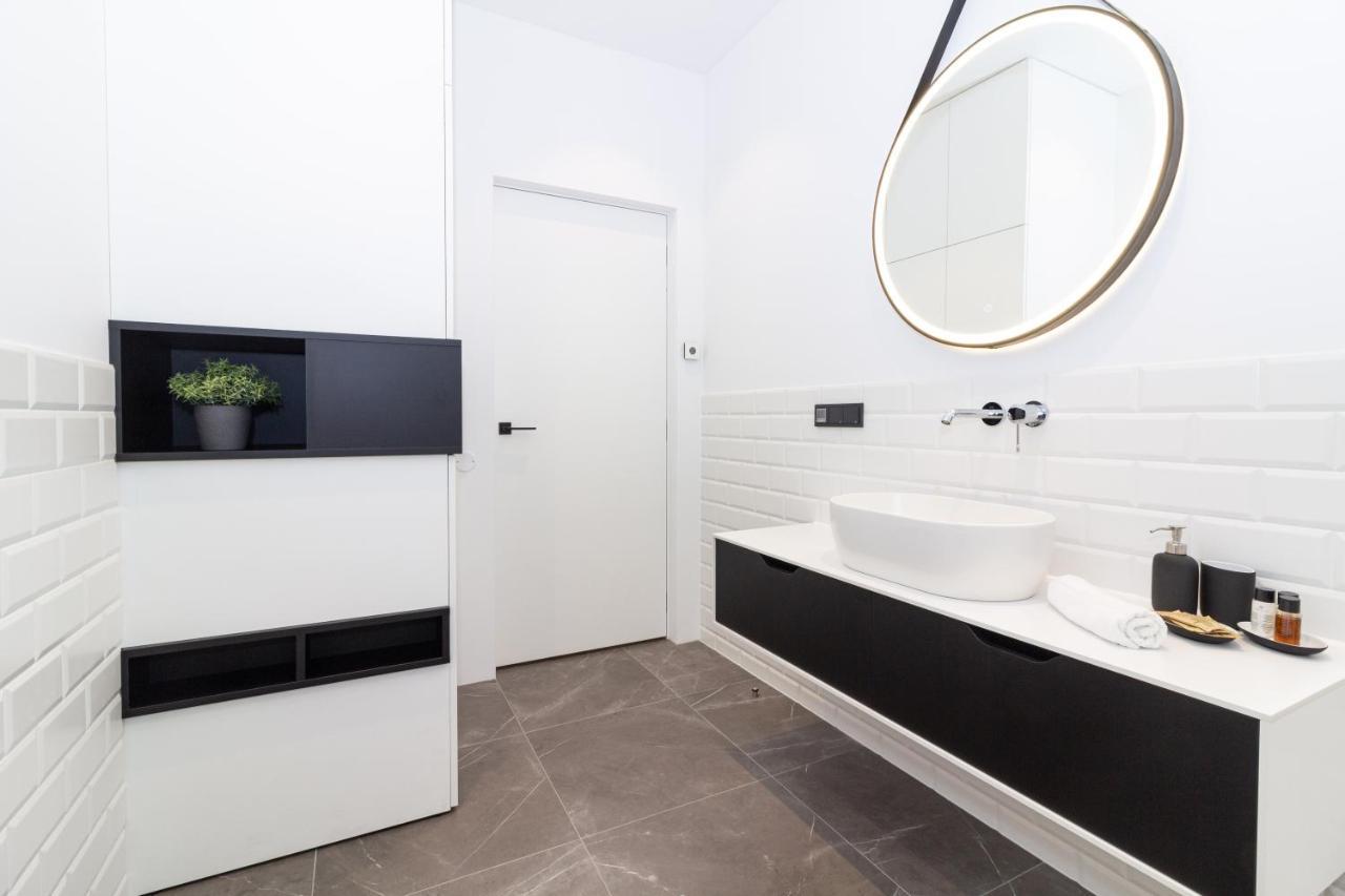 Cohost I Oldtown 60M2 Apt W-Garage Parking, Balcony & Self Check-In วิลนีอุส ภายนอก รูปภาพ